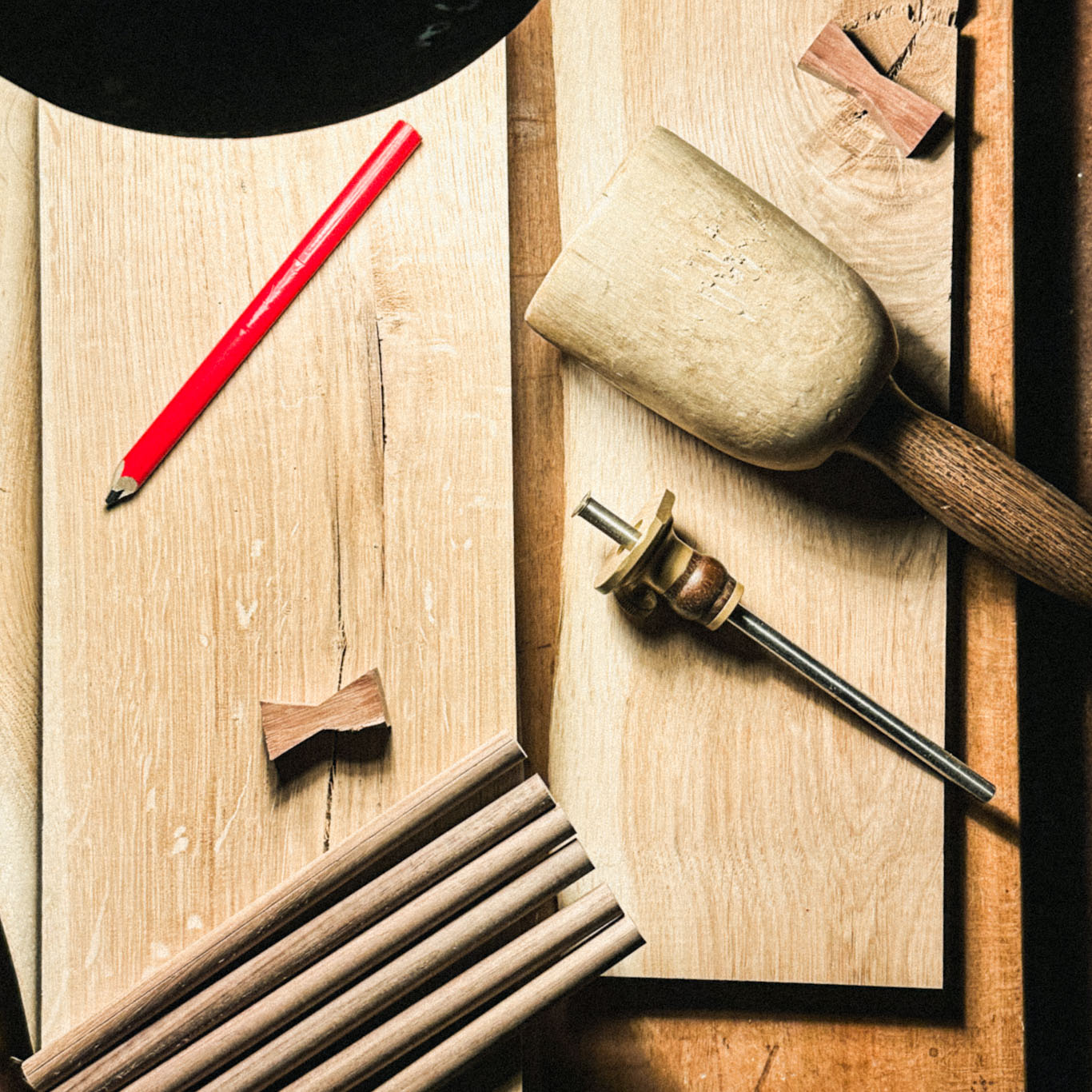 Typische Holzwerkstatt Werkzeuge liegen als Arrangement auf einer Werkbank zusammen, geometrische Anordnung und Draufsicht.