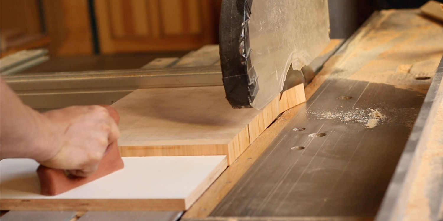 Zuschnitt des Hirnholz Schneidebretts auf Endmaß – präzise Schnittkanten für das finale Format.