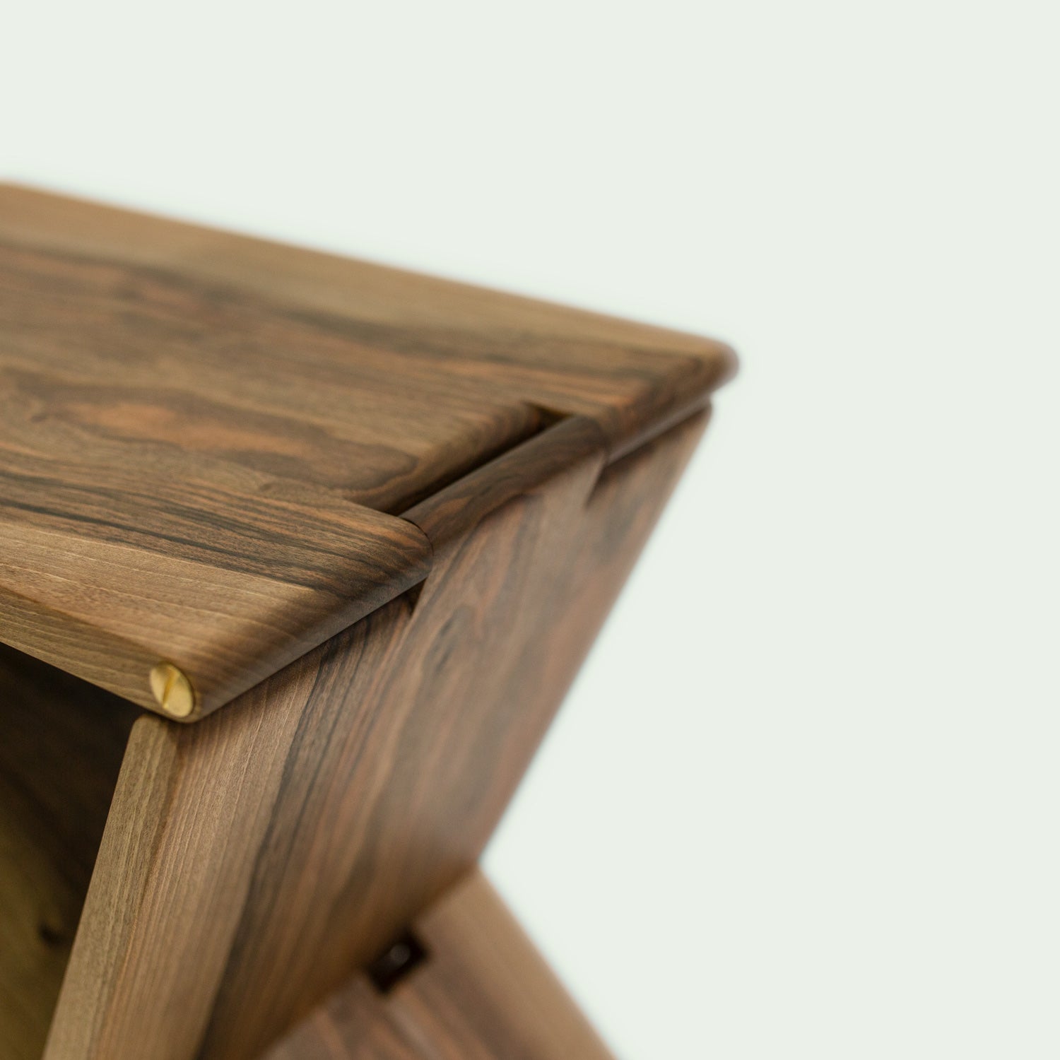 Seitliche Detailaufnahme Hocker "Holzweg", gestaltet von Marius Uminski, Variante aus Walnussholz