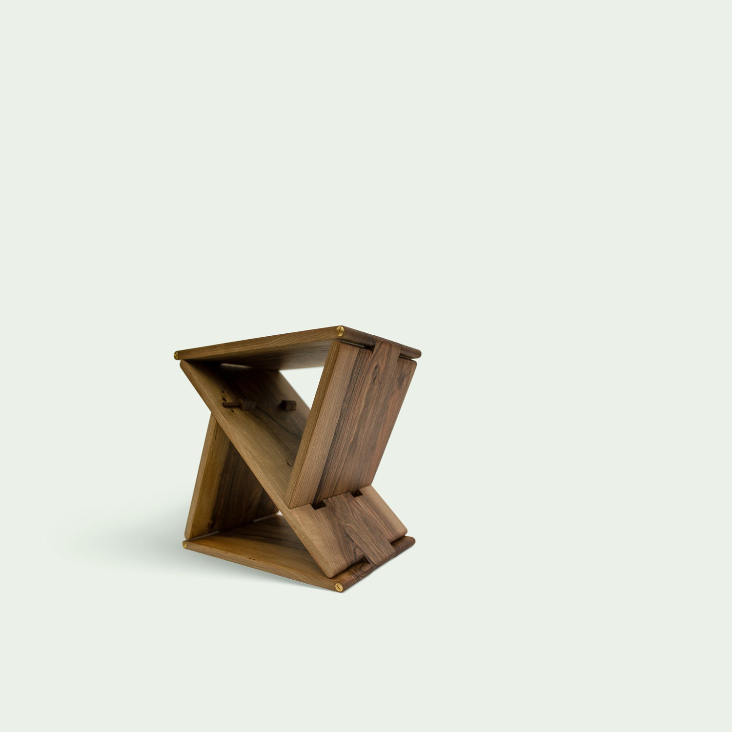 Nussbaum Hocker "Holzweg" in flacher Ansicht, seitlich gesehen