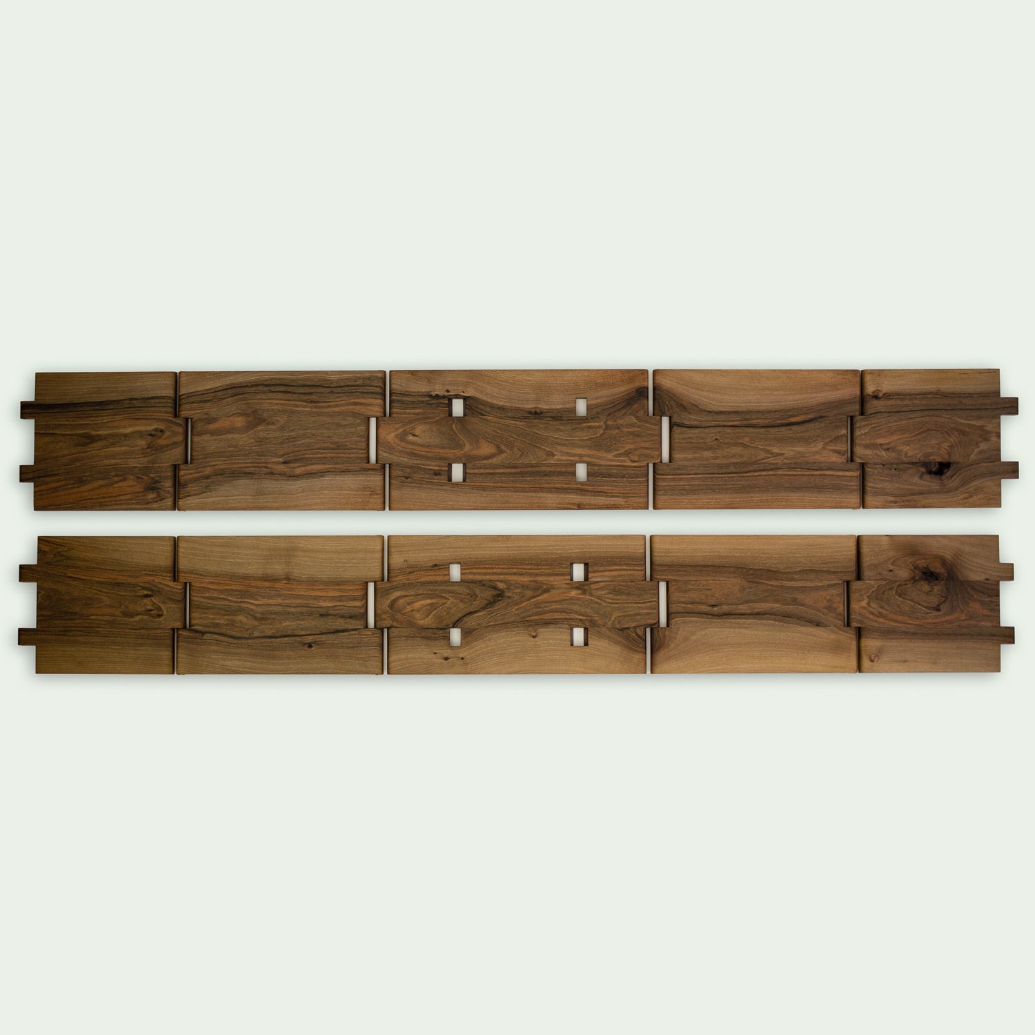 Aufgeklappte Ansicht des Hockers "Holzweg" von Marius Uminski, Variante in Walnussholz