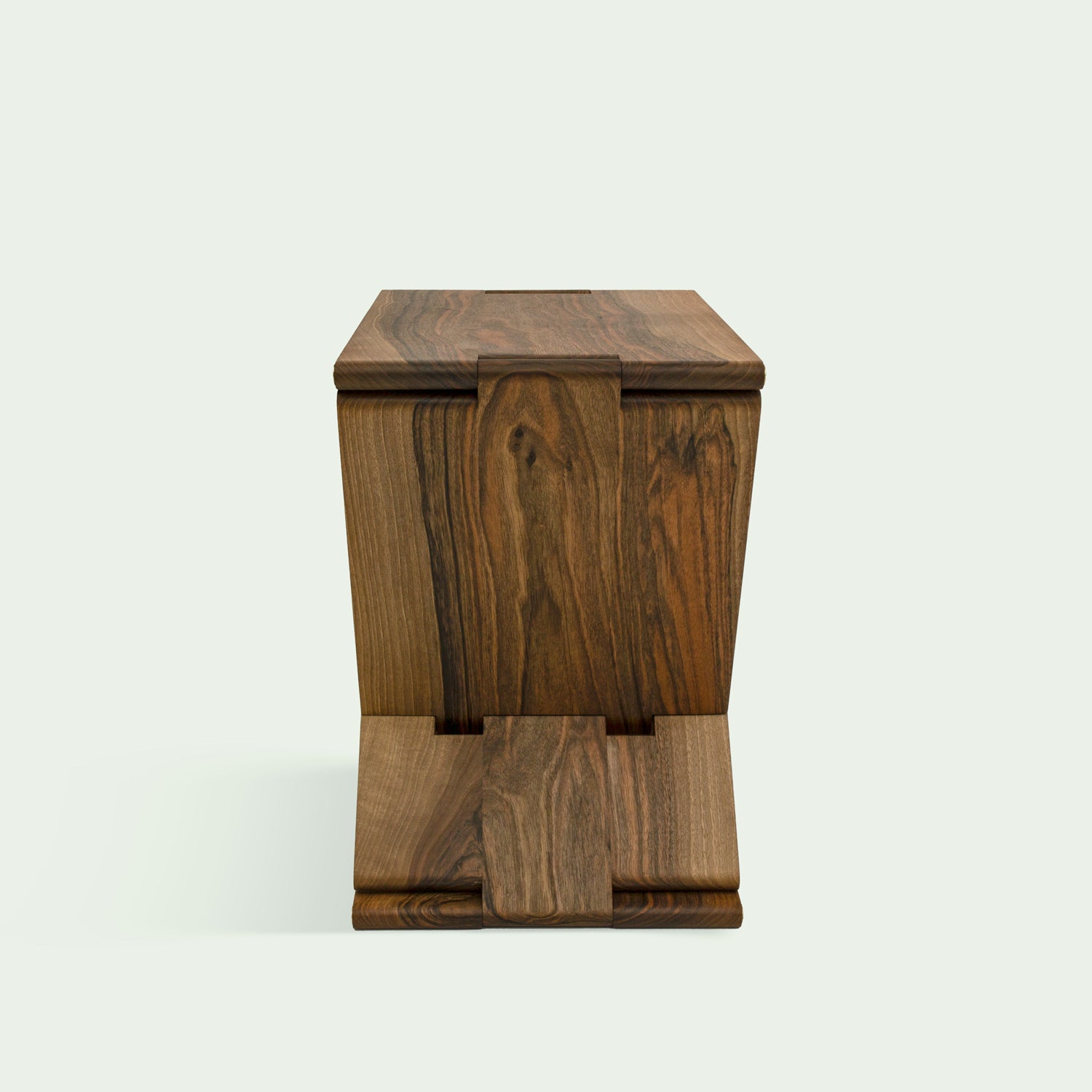 frontale Ansicht der Hockers "Holzweg" von Marius Uminski, Variante in Walnussholz