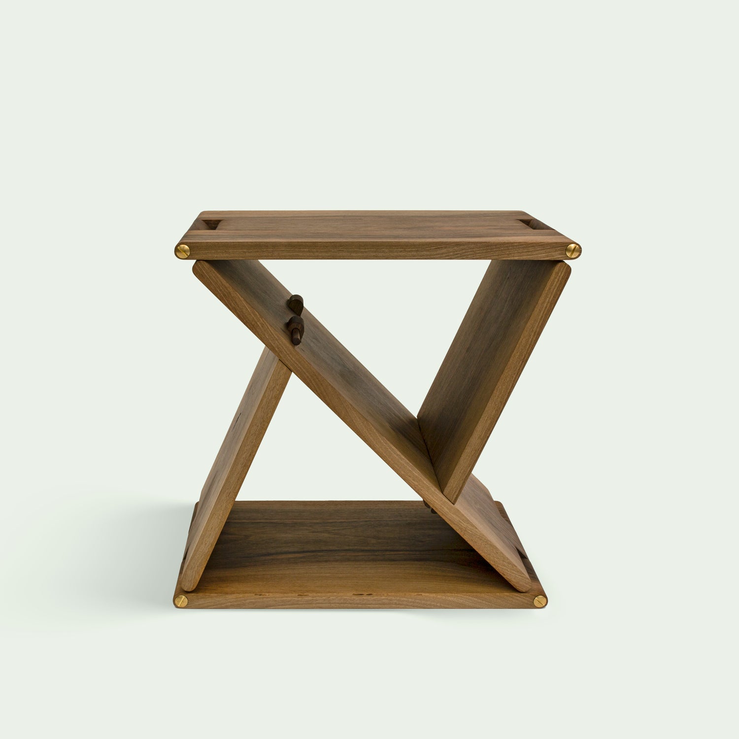 Seitliche Ansicht der Hockers "Holzweg" von Marius Uminski, Variante in Walnussholz