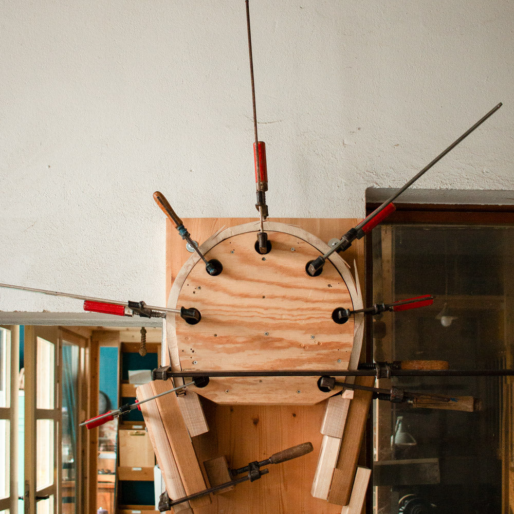 Holz Armlehnenstuhl Norderney aus massivem Erlenholz, mit gebogener Rückenlehne und ausgeformter Sitzfläche. Handgefertigt mit klassischen Holz-Verbindungen