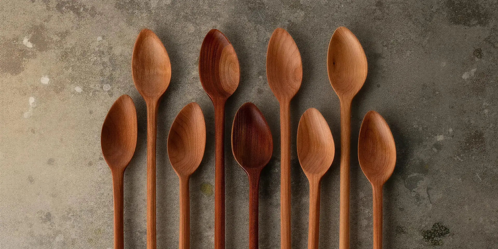 Langer Asymmetrischer Löffel Holz aus Elsbeere , handgefertigt aus nachhaltigen Hölzern, ressourcenschonend produziert, liegend, konvolut für Materialbeispiele