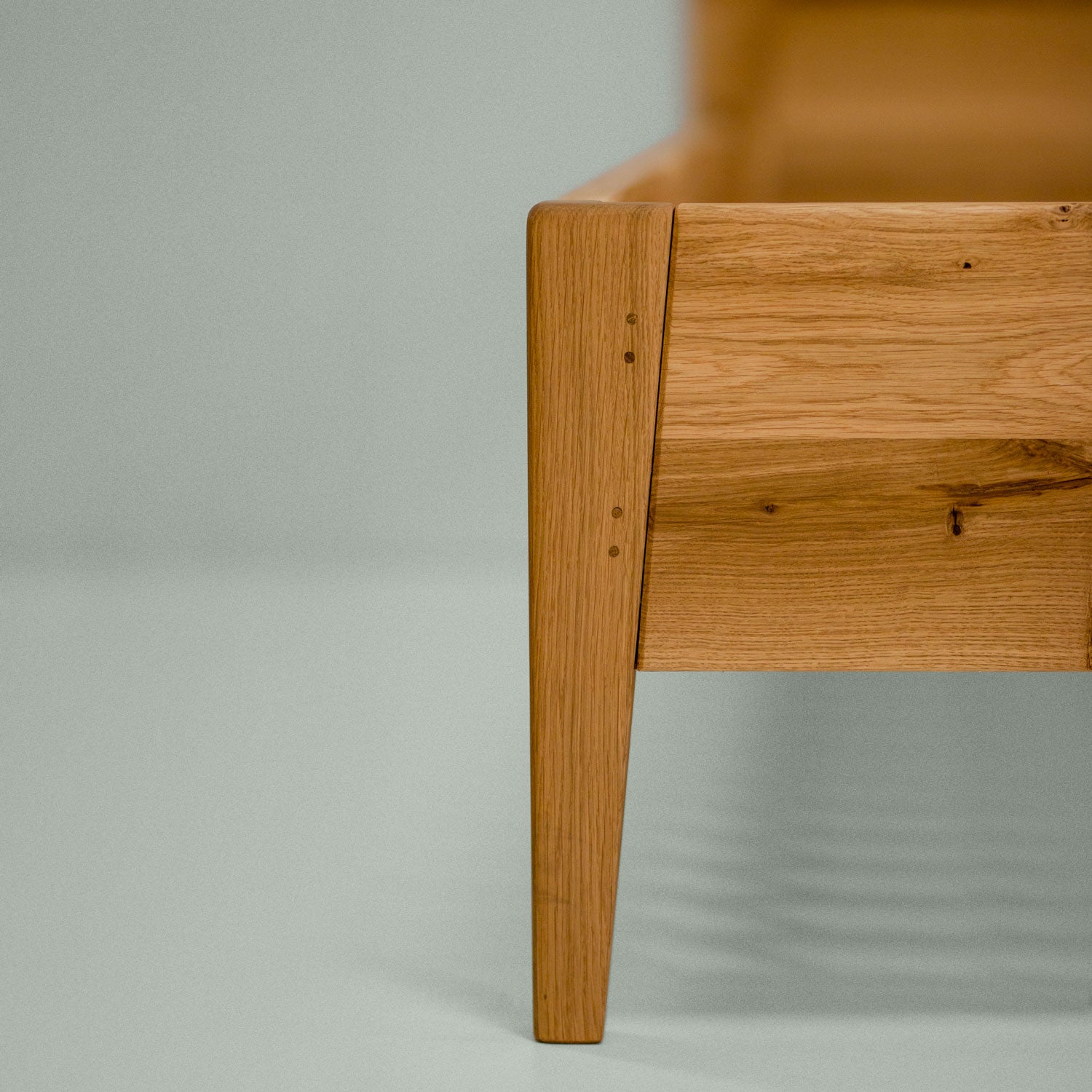 Detailaufnahme des vorderen Beines des Eichenbettes Norderney von mimikry.