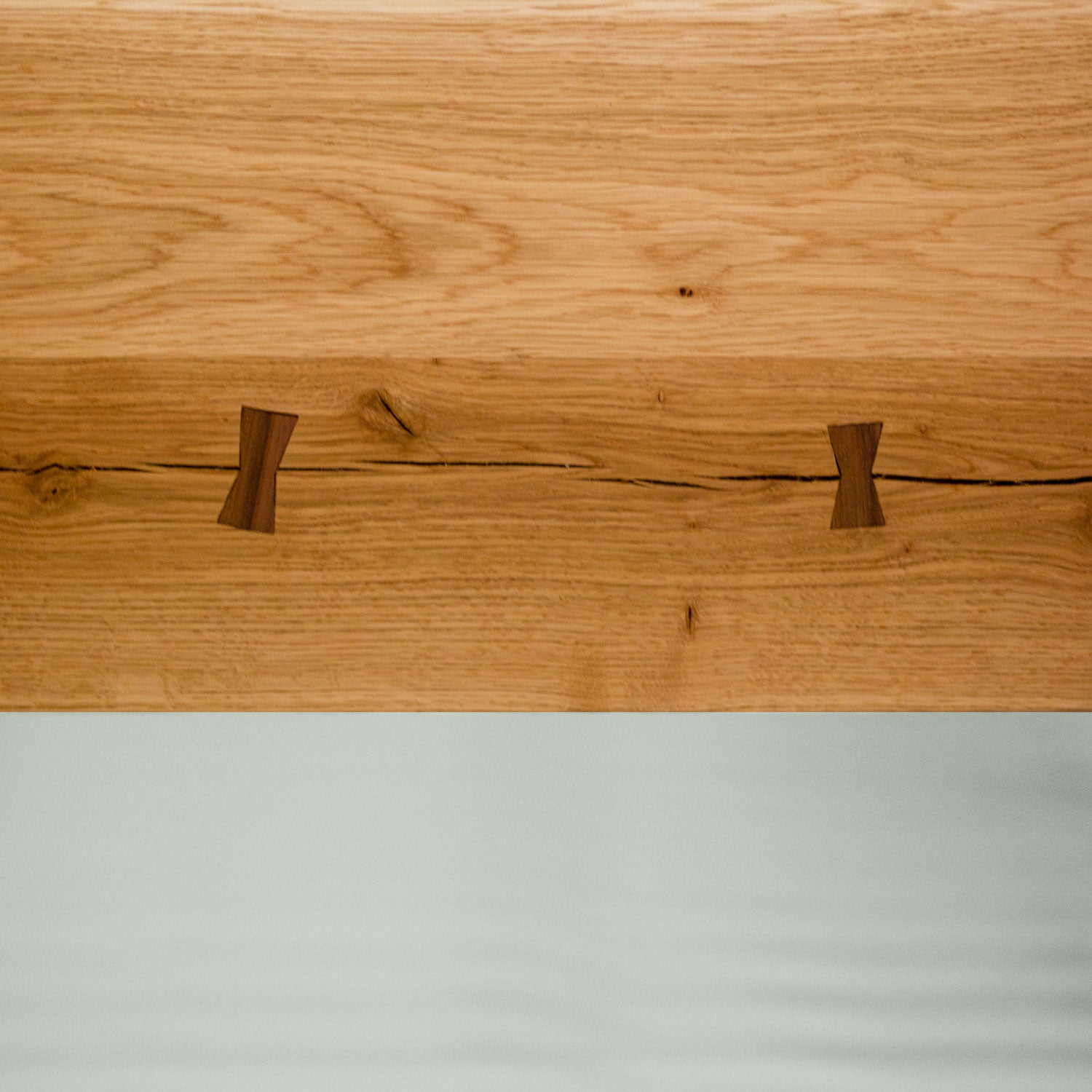 Detailaufnahme zweier Schwalbenschwanzverzinkungen auf dem Seitenteil des Eichenbettes Norderney von mimikry.