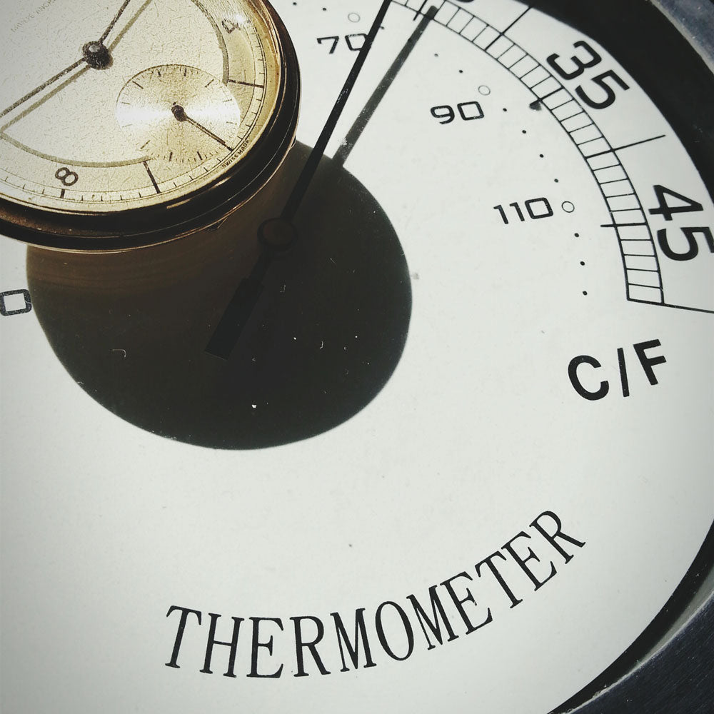 Ein Thermometer mit Temperaturanzeige auf 25 Grad