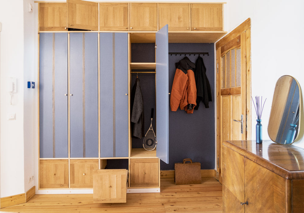 Maßgefertigtes Einbauschranksystem nach Montage – passgenaue Tischlerarbeit in Leipziger Altbauwohnung