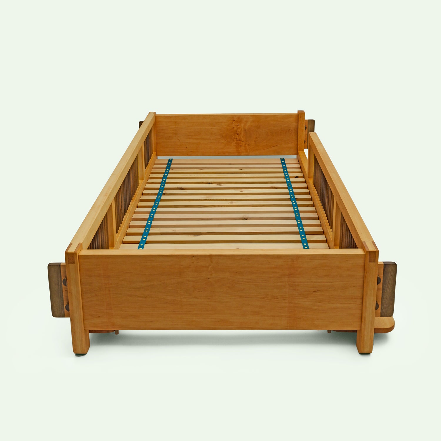 Kinderbett "Liam" aus Holz - Erlen-,Wallnussholz 90x200cm