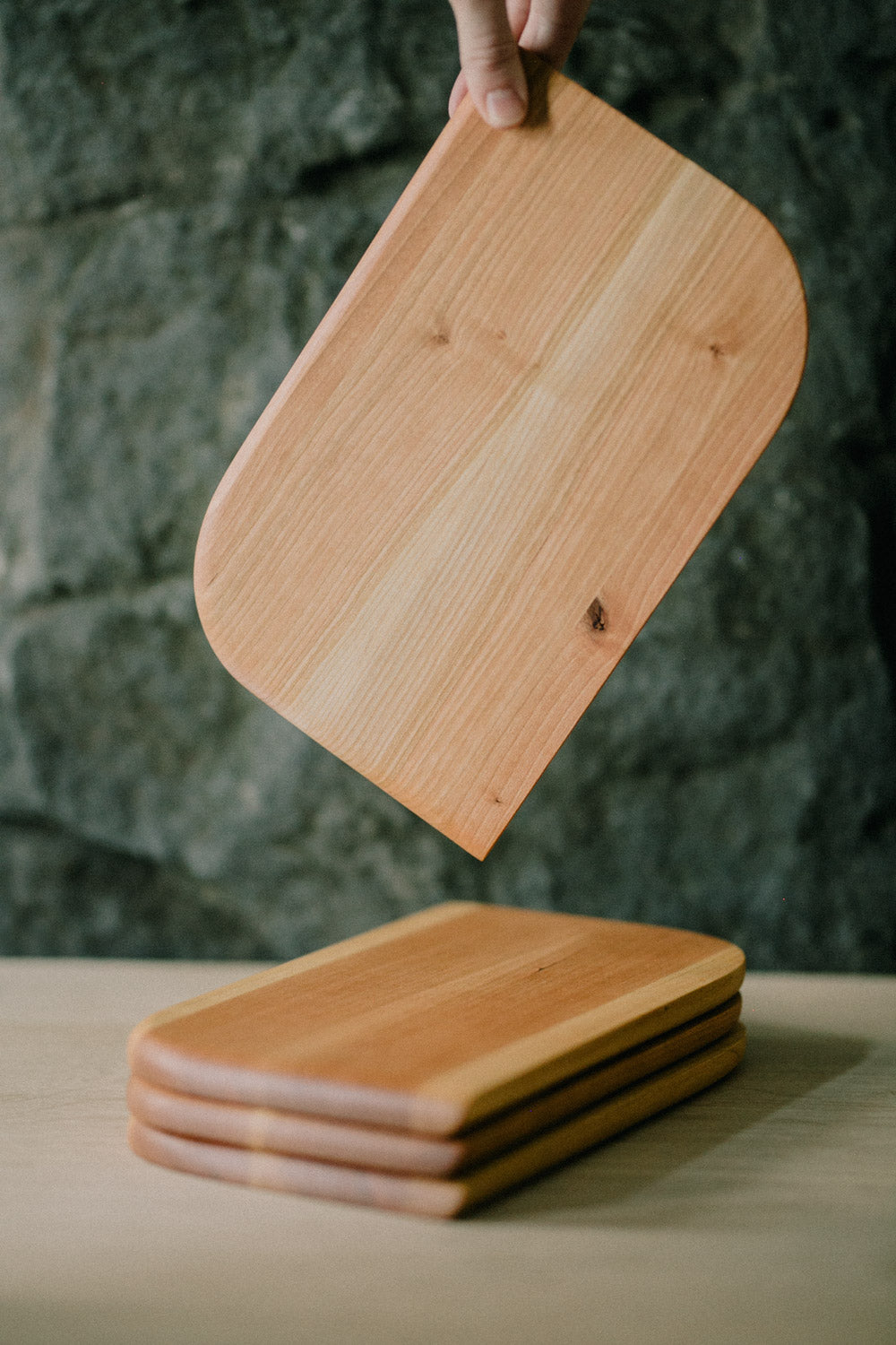 Kleines Frühstücksbrett aus Erlenholz, Blattform