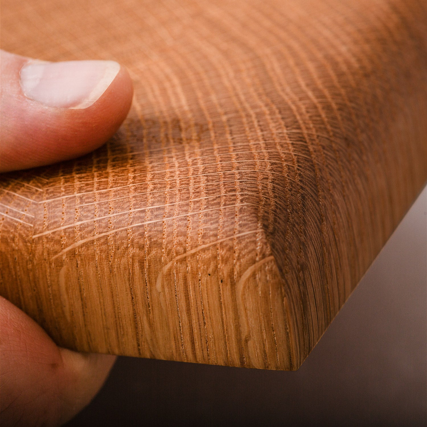 Mittleres Hirnholz Schneidebrett aus Eiche, abgerundete Kante, Handgefertigt, mit Leinöl-Finish, 35 x 22 x 3