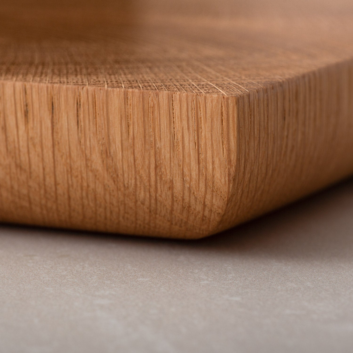 Mittleres Hirnholz Schneidebrett aus Eiche, abgerundete Kante, Handgefertigt, mit Leinöl-Finish, 35 x 22 x 3