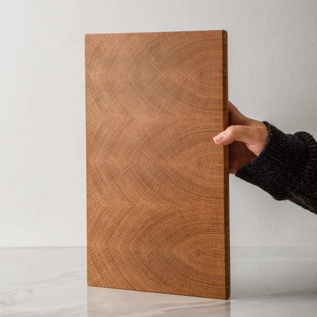 Mittleres Hirnholz Schneidebrett aus Eiche, abgerundete Kante, Handgefertigt, mit Leinöl-Finish, 35 x 22 x 3