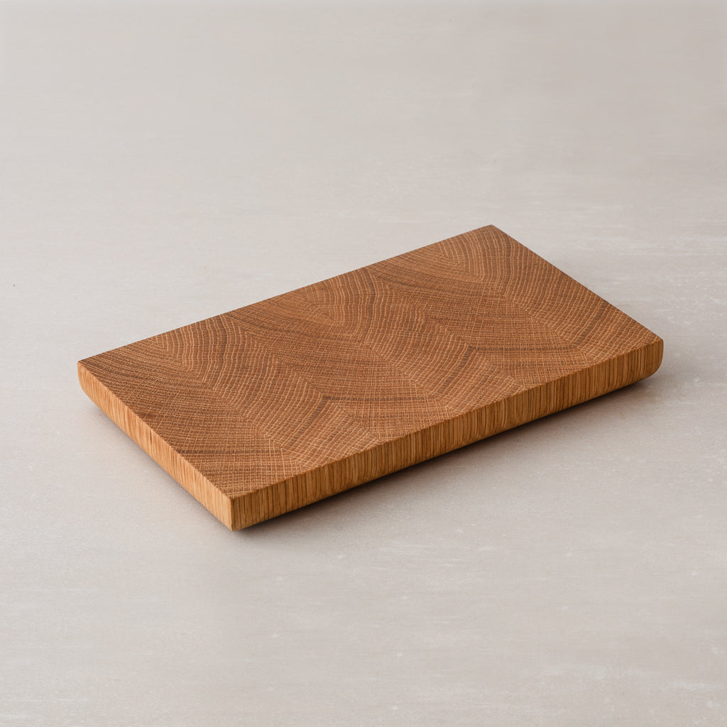 Kleines Hirnholz Schneidebrett / Frühstücksbrett aus Eichenholz mit abgerundete Kante, Handgefertigt, mit Leinöl-Finish, 25 x 15 x 2,5 cm