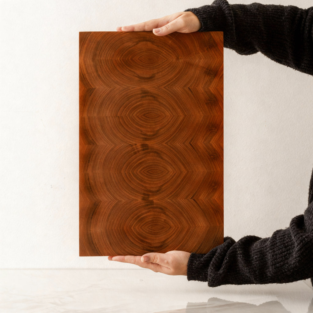 Großes Hirnholz Schneidebrett aus massivem Kirschholz mit Leinöl-Finish, Handgefertigt, 45 x 28 x 4 cm