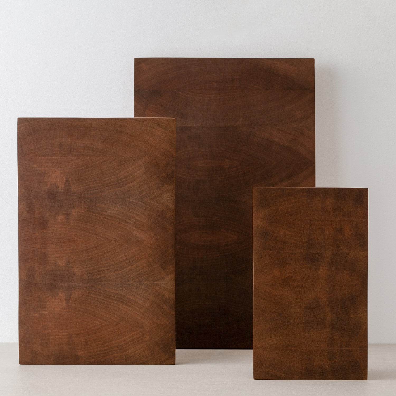 Mittleres Hirnholz Schneidebrett aus Nussbaumholz, abgerundete Kante, Handgefertigt, mit Leinöl-Finish, 35 x 22 x 3