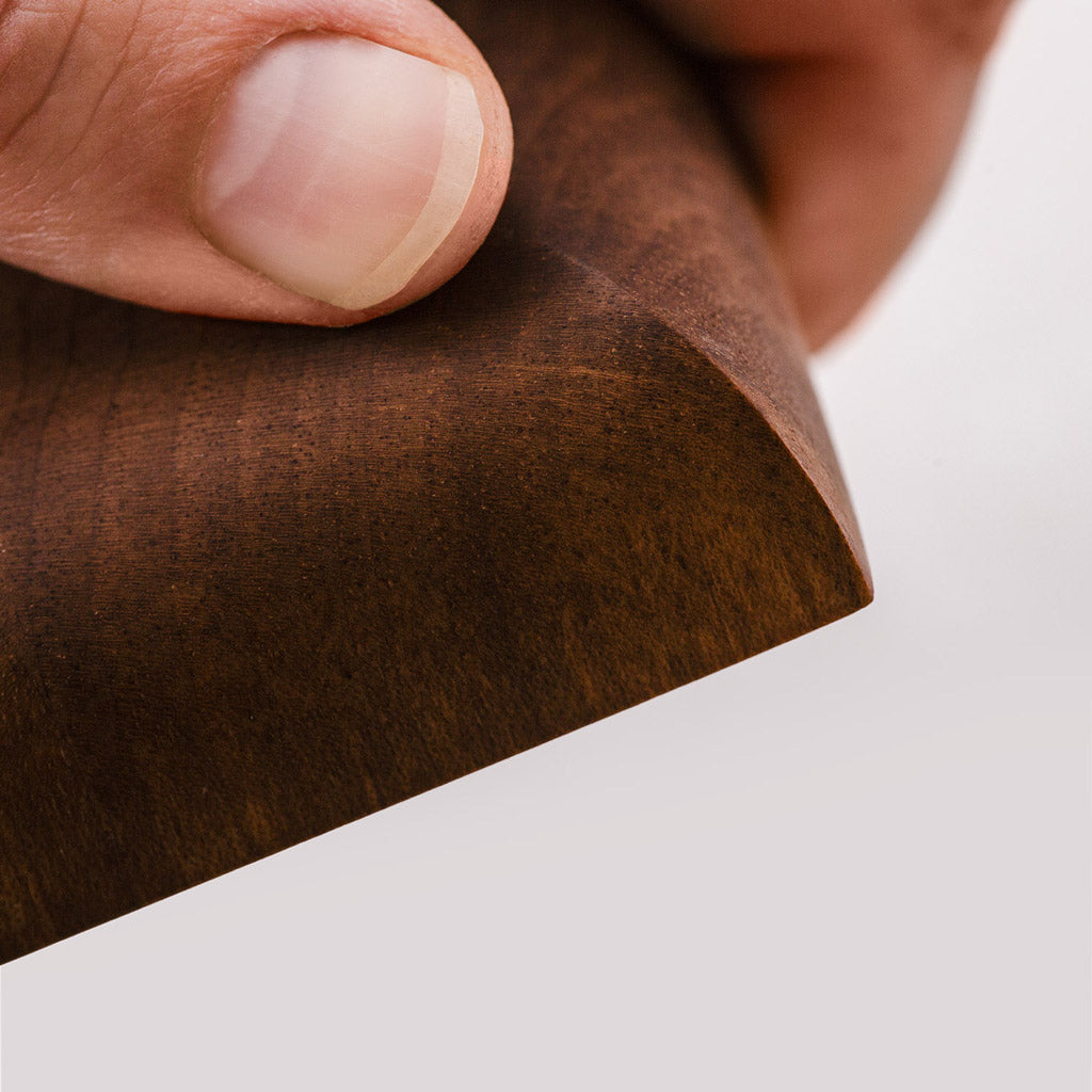 Kleines Hirnholz Schneidebrett / Frühstücksbrett aus Nussbaumholz mit abgerundete Kante, Handgefertigt, mit Leinöl-Finish, 25 x 15 x 2,5 cm