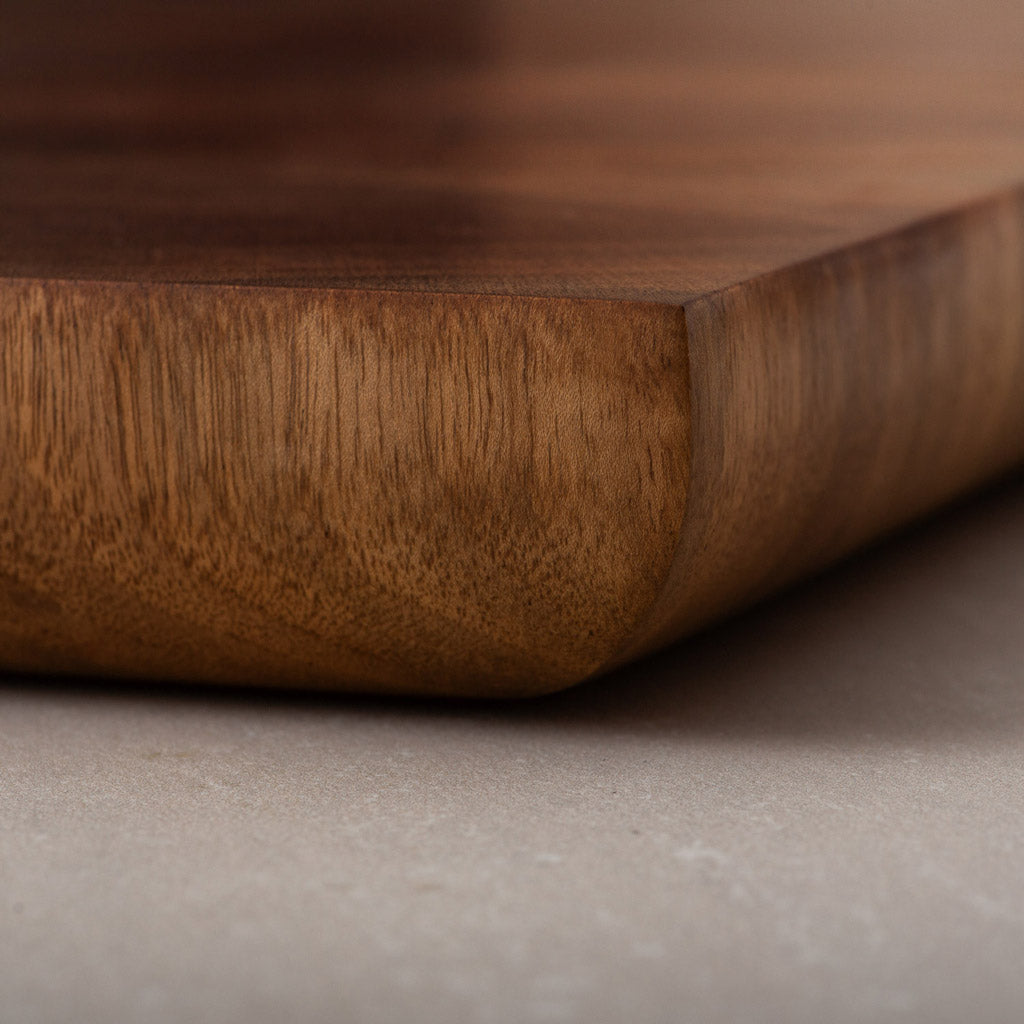 Kleines Hirnholz Schneidebrett / Frühstücksbrett aus Nussbaumholz mit abgerundete Kante, Handgefertigt, mit Leinöl-Finish, 25 x 15 x 2,5 cm