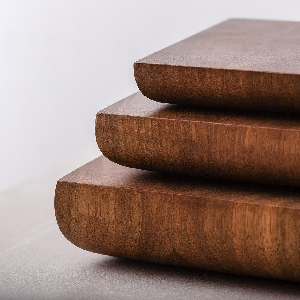 Kleines Hirnholz Schneidebrett / Frühstücksbrett aus Nussbaumholz mit abgerundete Kante, Handgefertigt, mit Leinöl-Finish, 25 x 15 x 2,5 cm