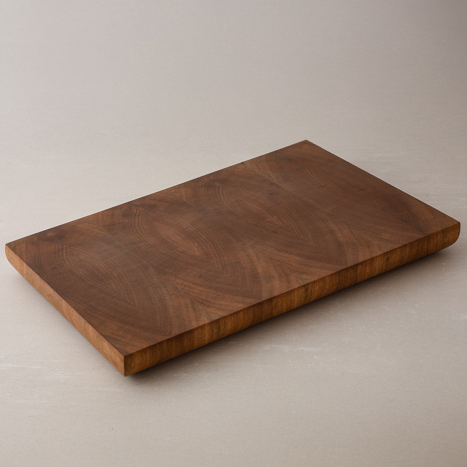 Großes Hirnholz Schneidebrett aus Nussbaumholz, abgerundete Kante, Handgefertigt, mit Leinöl-Finish, 45 x 28 x 4 cm