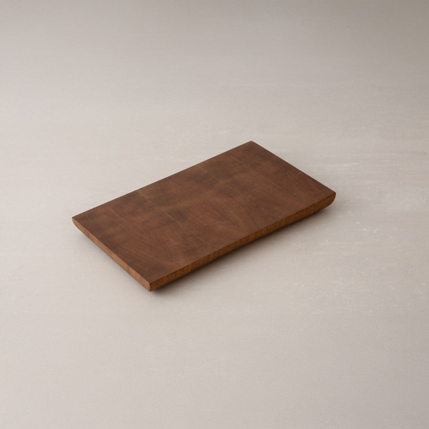 Kleines Hirnholz Schneidebrett / Frühstücksbrett aus Nussbaumholz mit abgerundete Kante, Handgefertigt, mit Leinöl-Finish, 25 x 15 x 2,5 cm