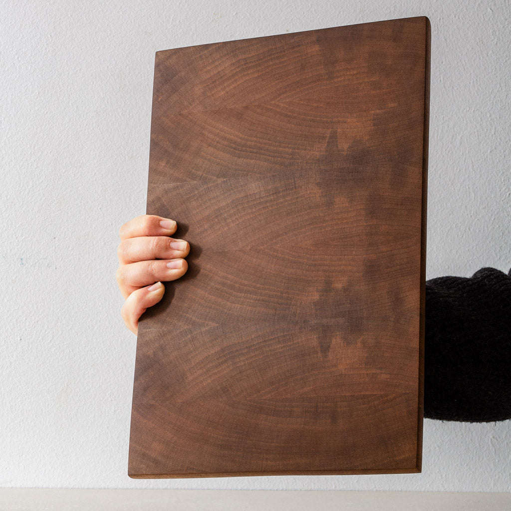 Mittleres Hirnholz Schneidebrett aus Nussbaumholz, abgerundete Kante, Handgefertigt, mit Leinöl-Finish, 35 x 22 x 3