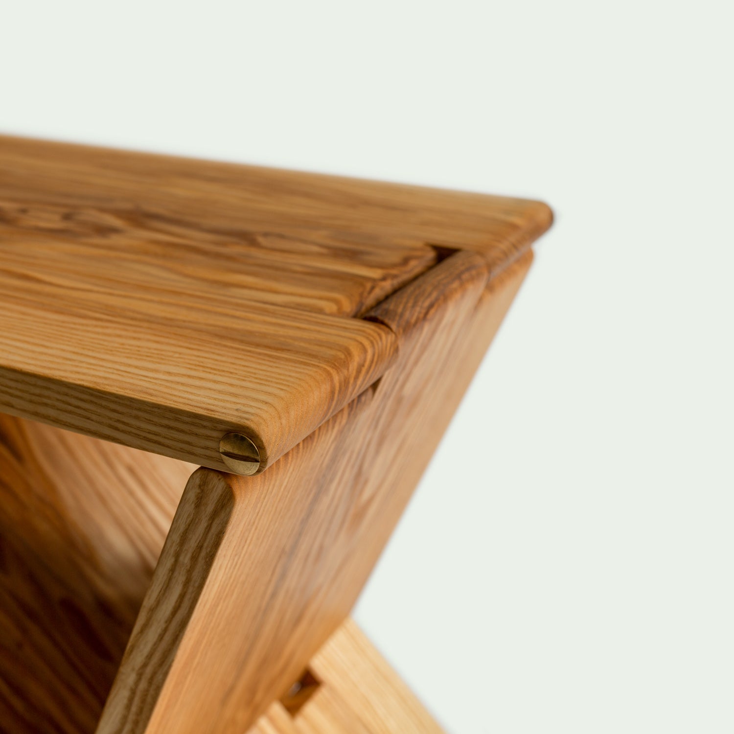 Seitliche Detailaufnahme Hocker "Holzweg", gestaltet von Marius Uminski, Variante aus Eschenholz