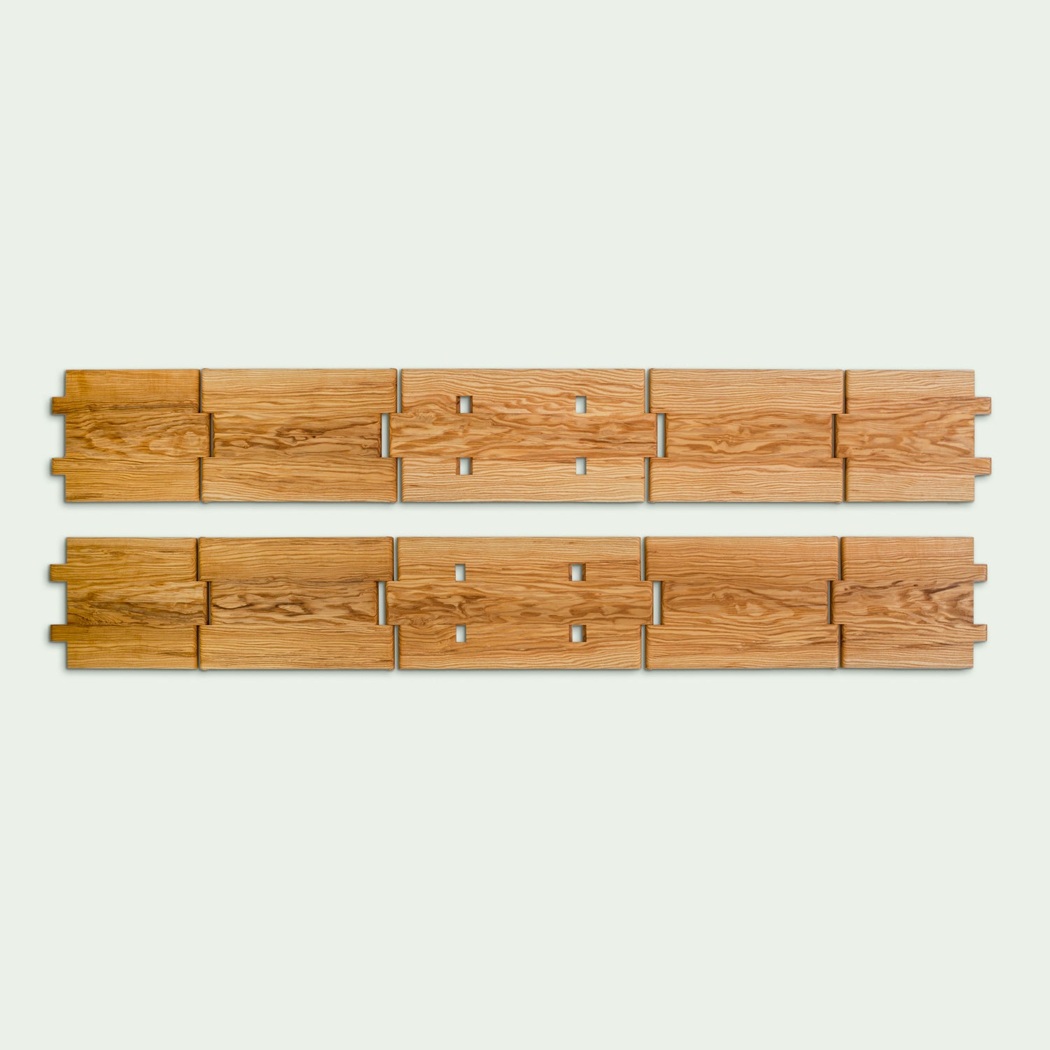 Aufgeklappte Ansicht des Hockers "Holzweg" von Marius Uminski, Variante in Eschenholz