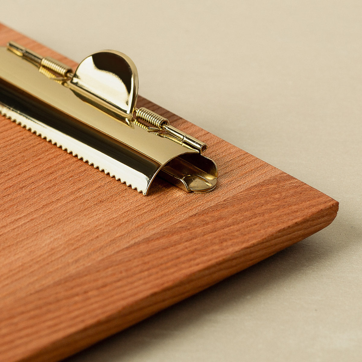 Klemmbrett a5 Holz Rüster Ulme, Schreibbrett mit Messing Klemmbrett Klammer der Tischlerei mimikry in Leipzig, Detail Klammer und Rüsterholz