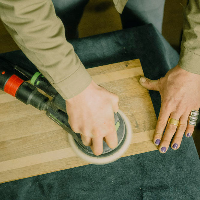 Ein abgenutztes Holzschneidebrett wird richtig geschliffen
