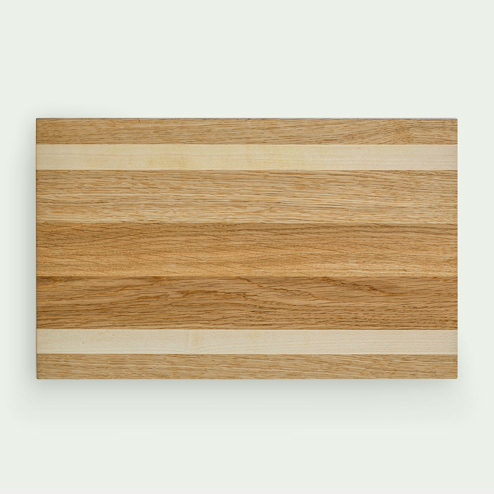 Ein frisch gepflegtes, geschliffenes und geöltes Holzschneidebrett