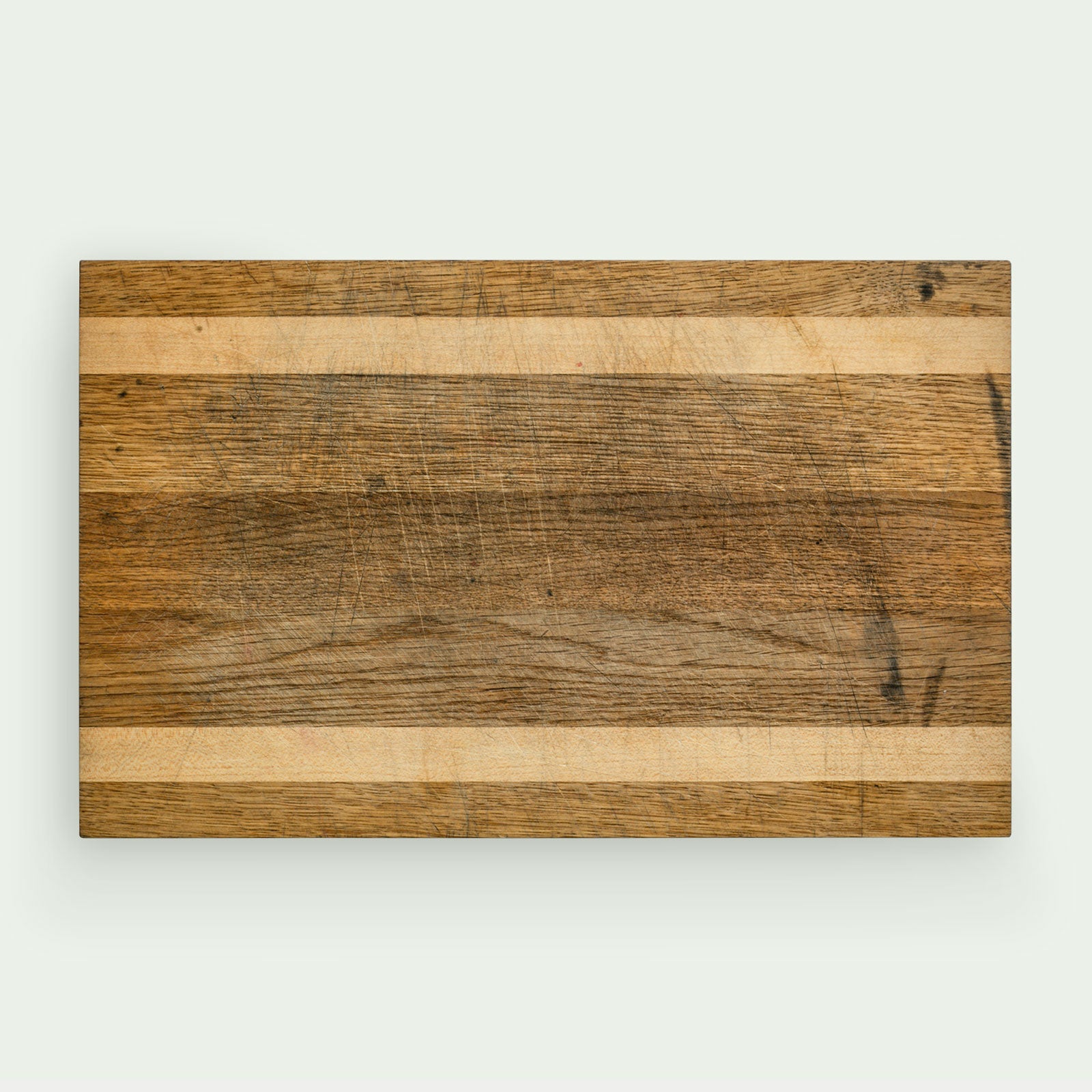 Ein abgenutztes Schneidebrett aus Holz vor der richtigen Pflege