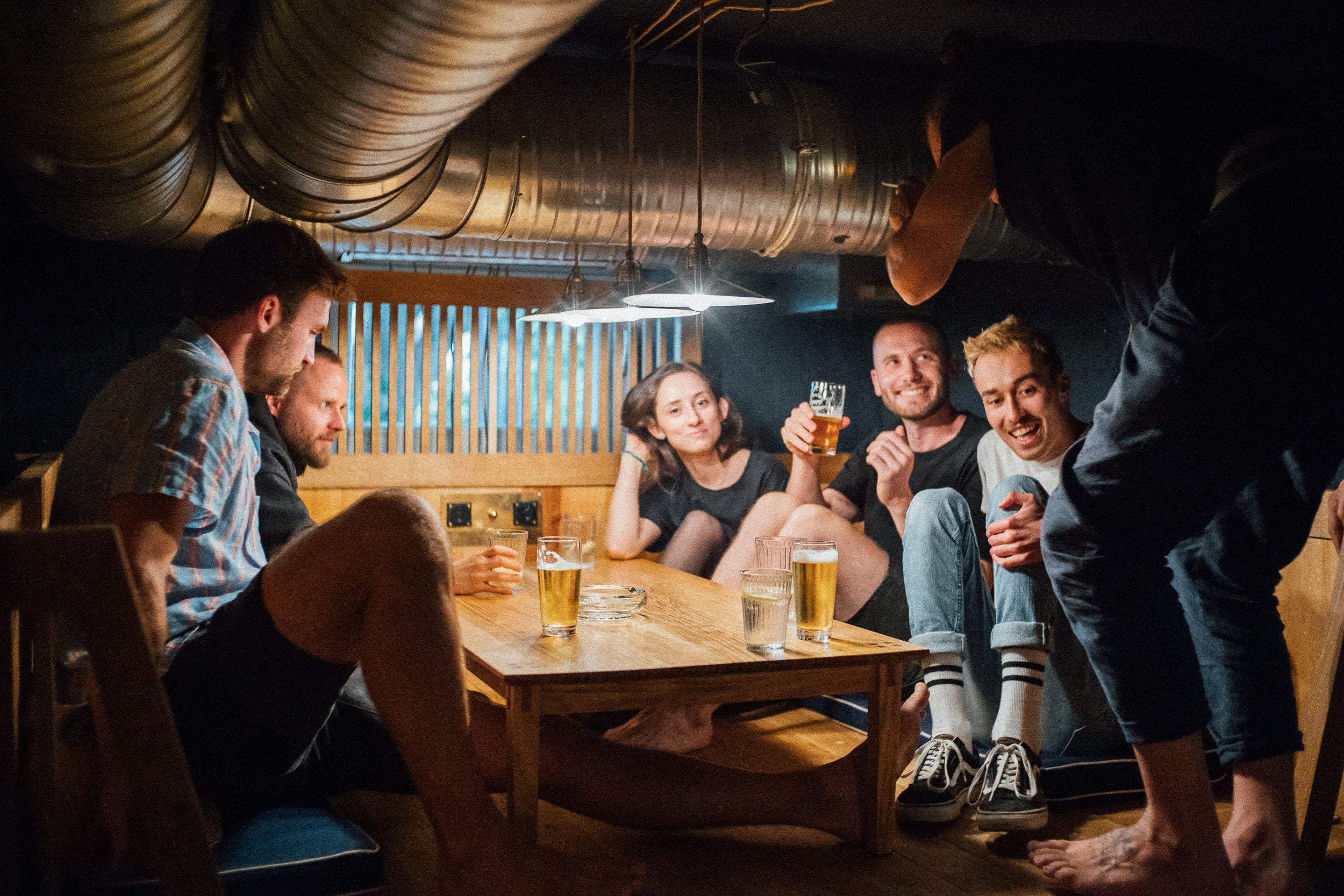 Ausbau des Essbereichs im Hostel Multitude Leipzig – maßgefertigte Tische und Sitzlösungen aus Holz