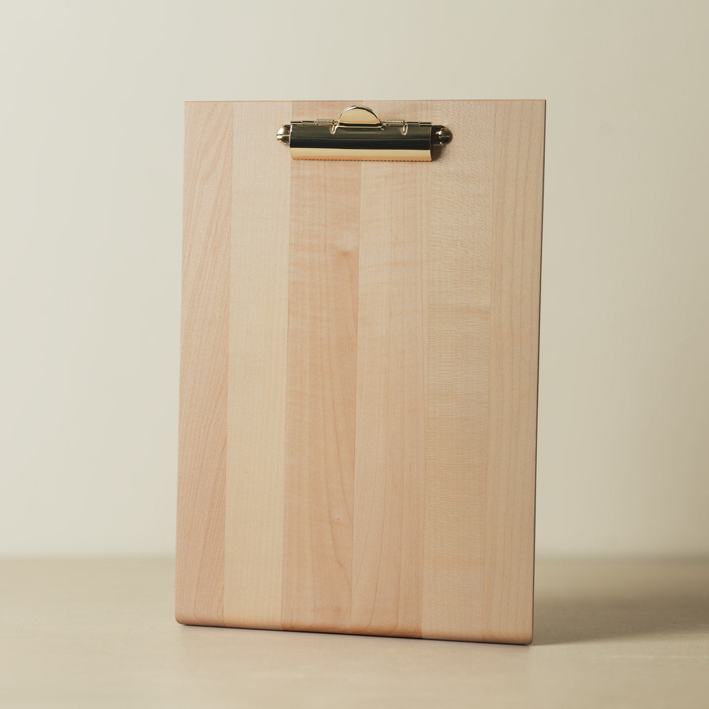 Klemmbrett A4 Holz aus Ahorn - Massivholz Schreibbrett Din A4 mit Messing Klemmbrett Klammer der Tischlerei mimikry in Leipzig, Frontalansicht
