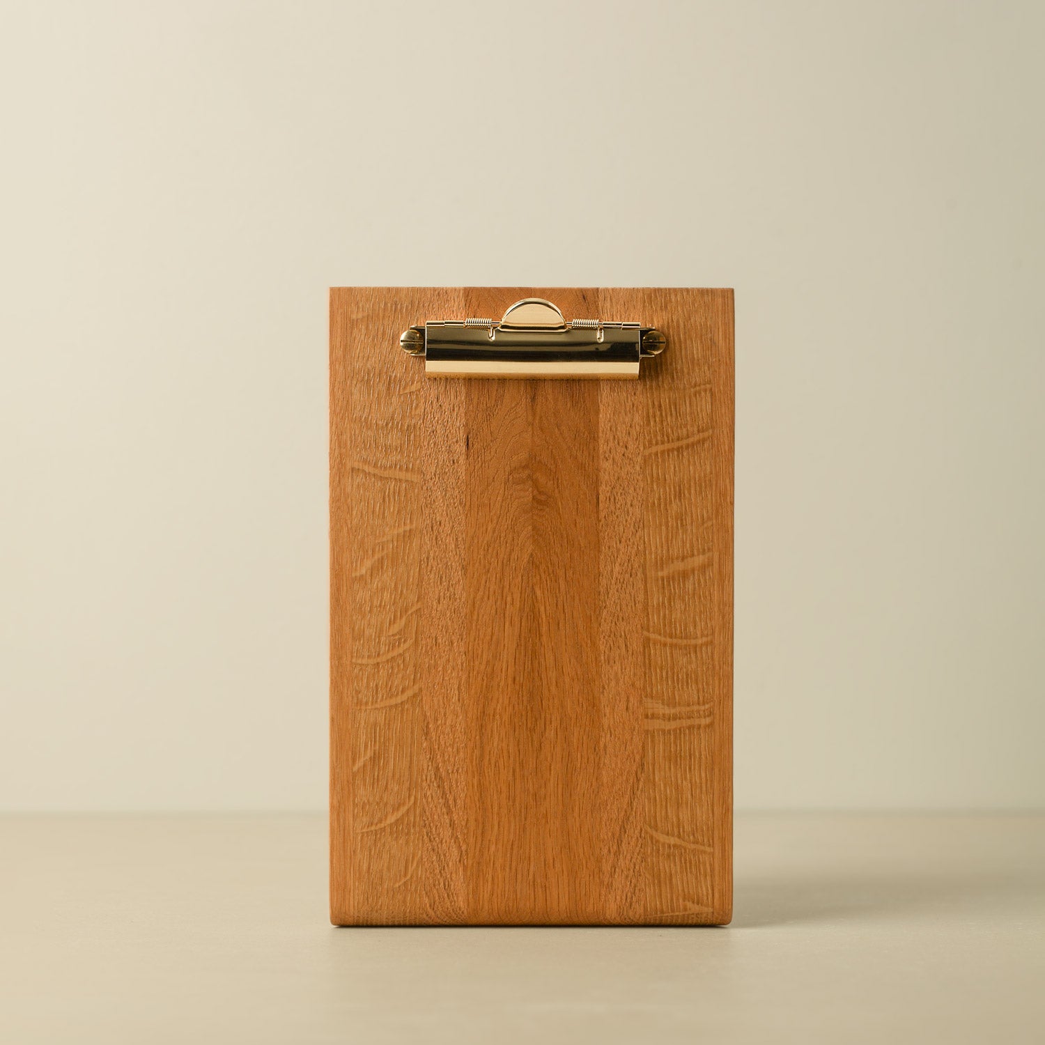Klemmbrett A5 Holz aus Eiche - Massivholz Schreibbrett Din A5 mit Messing Klemmbrett Klammer der Tischlerei mimikry in Leipzig, Frontalansicht