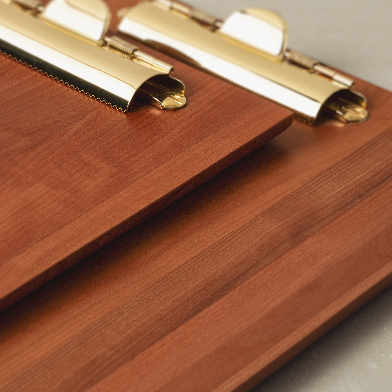 Klemmbrett A4 Holz aus Elsbeere - Massivholz Schreibbrett Din A4 mit Messing Klemmbrett Klammer der Tischlerei mimikry in Leipzig, Detailansicht der Messingklammer