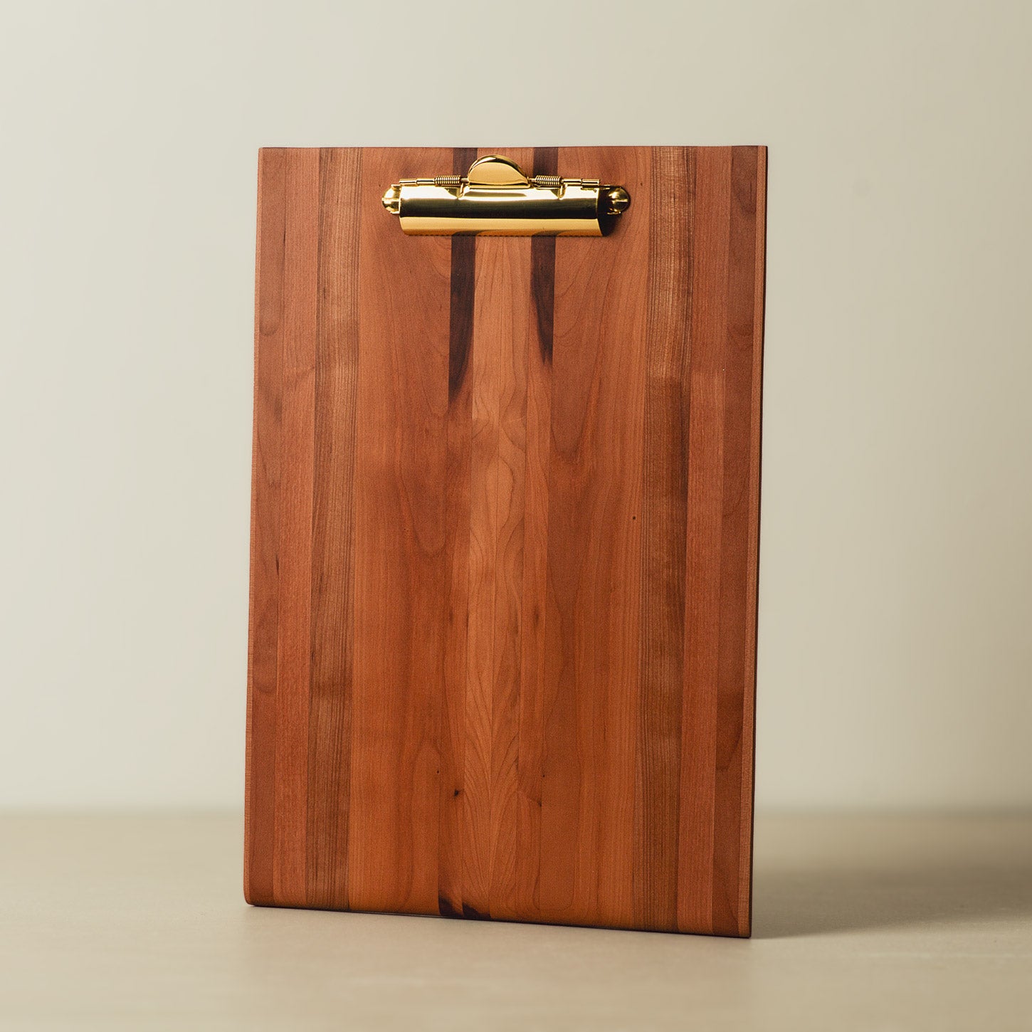 Klemmbrett A4 Holz aus Elsbeere - Massivholz Schreibbrett Din A4 mit Messing Klemmbrett Klammer der Tischlerei mimikry in Leipzig, Frontalansicht leicht schräg