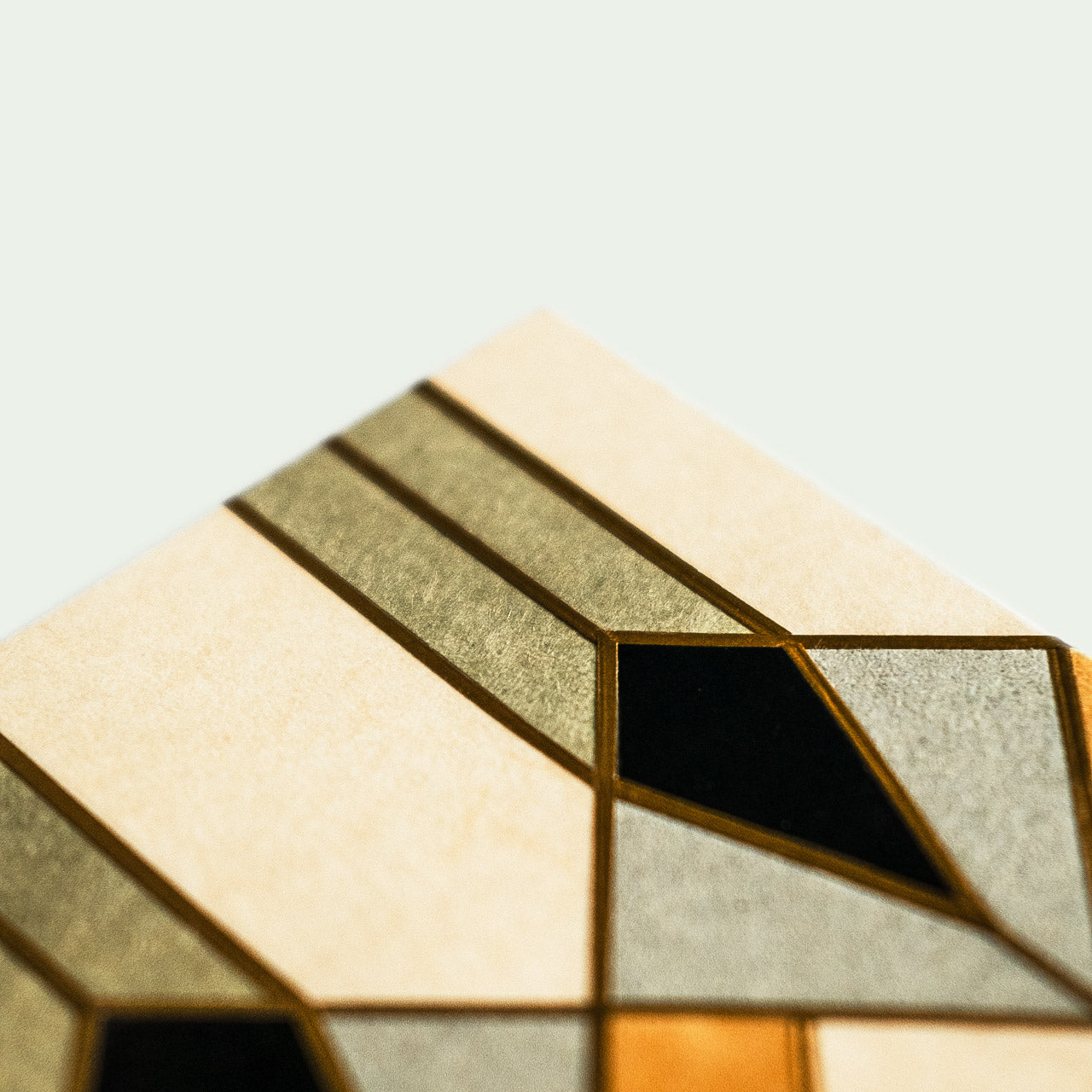 Detailansicht der Ecke eines handgefertigten Kunstbuches von Christa Jung mit geometrischen Mustern.