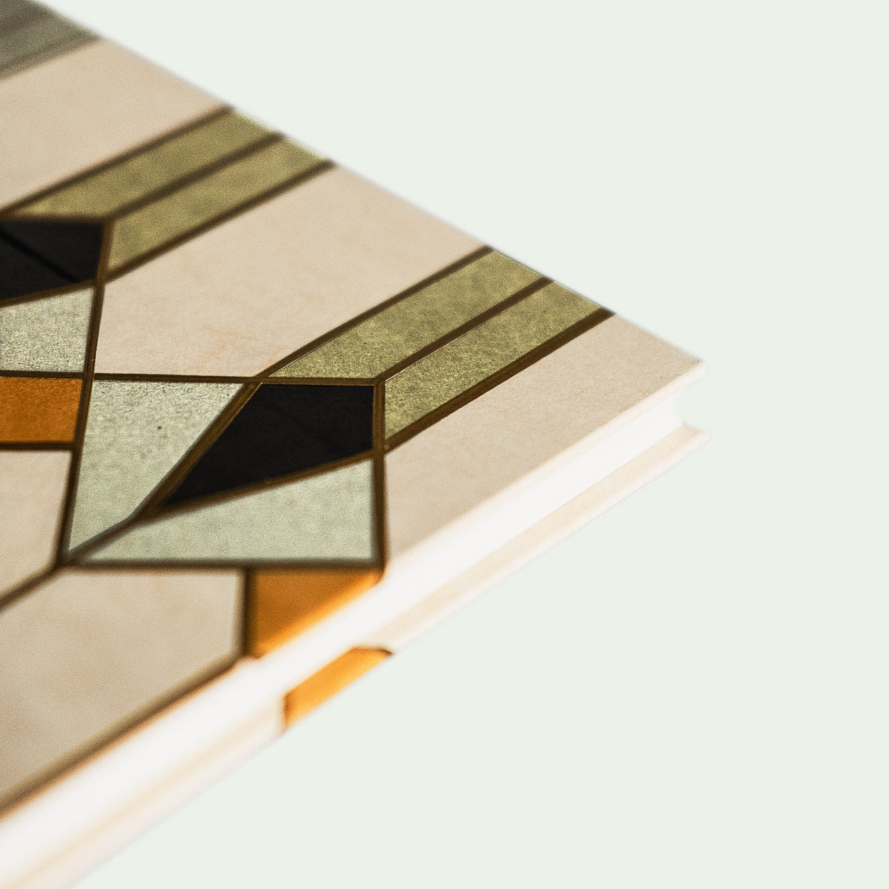 Detailansicht der rechten Ecke eines handgefertigten Kunstbuches von Christa Jung mit geometrischen Mustern.