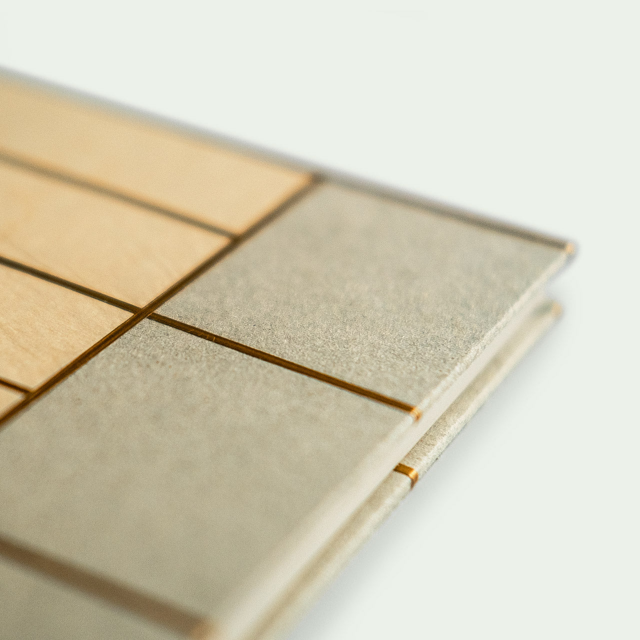 Detailansicht eines Kunstbuchs von Christa Jung mit strukturierter Seitenarchitektur.