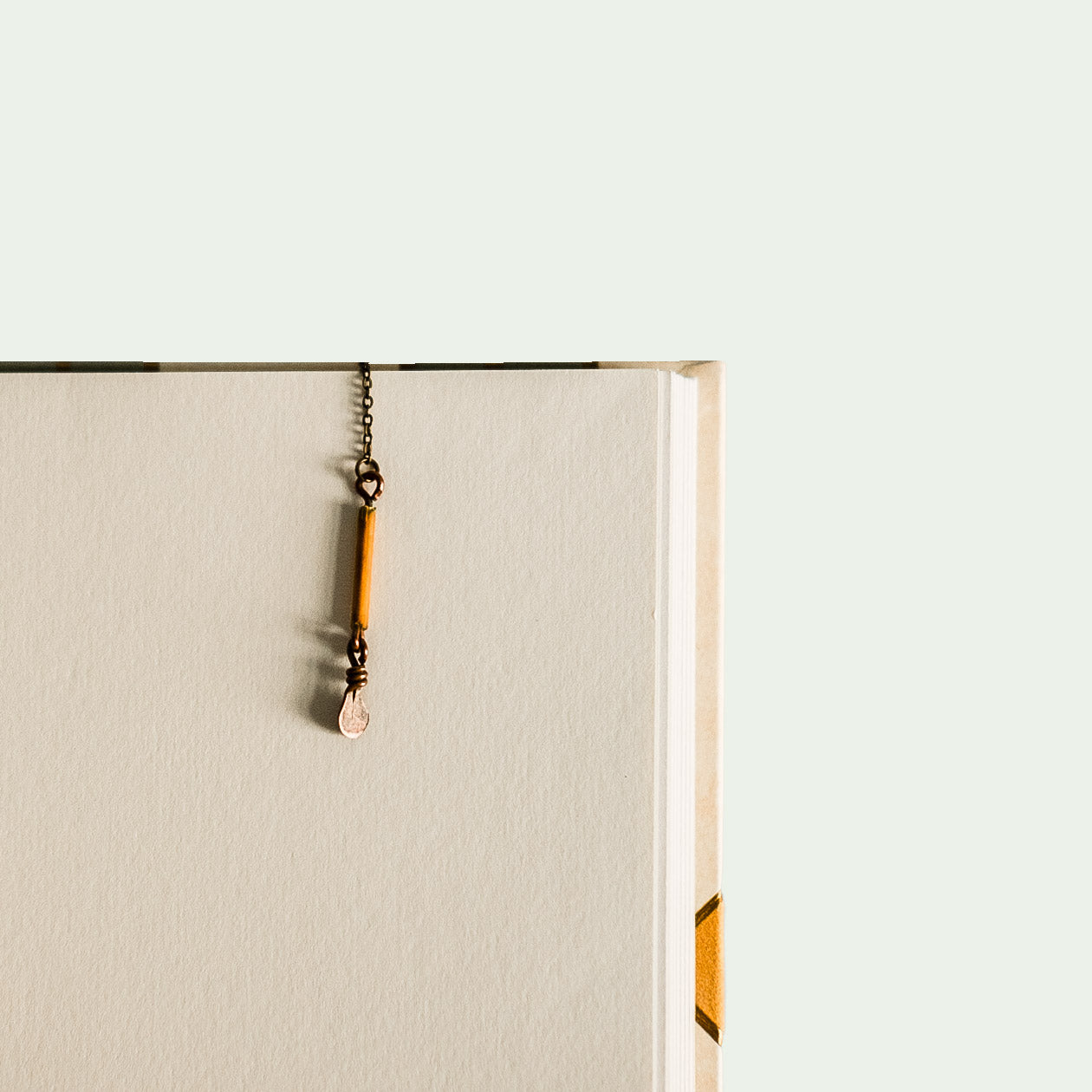 Detailansicht eines Kunstbuchs von Christa Jung mit filigranem Lesezeichen.