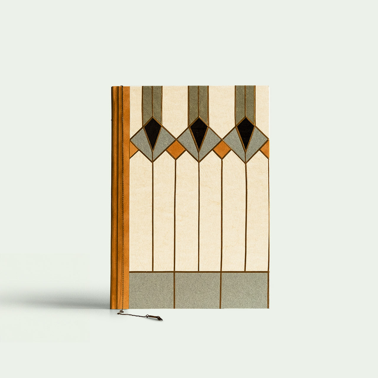 Frontalansicht eines Kunstbuchs von Christa Jung mit geometrischem Design.