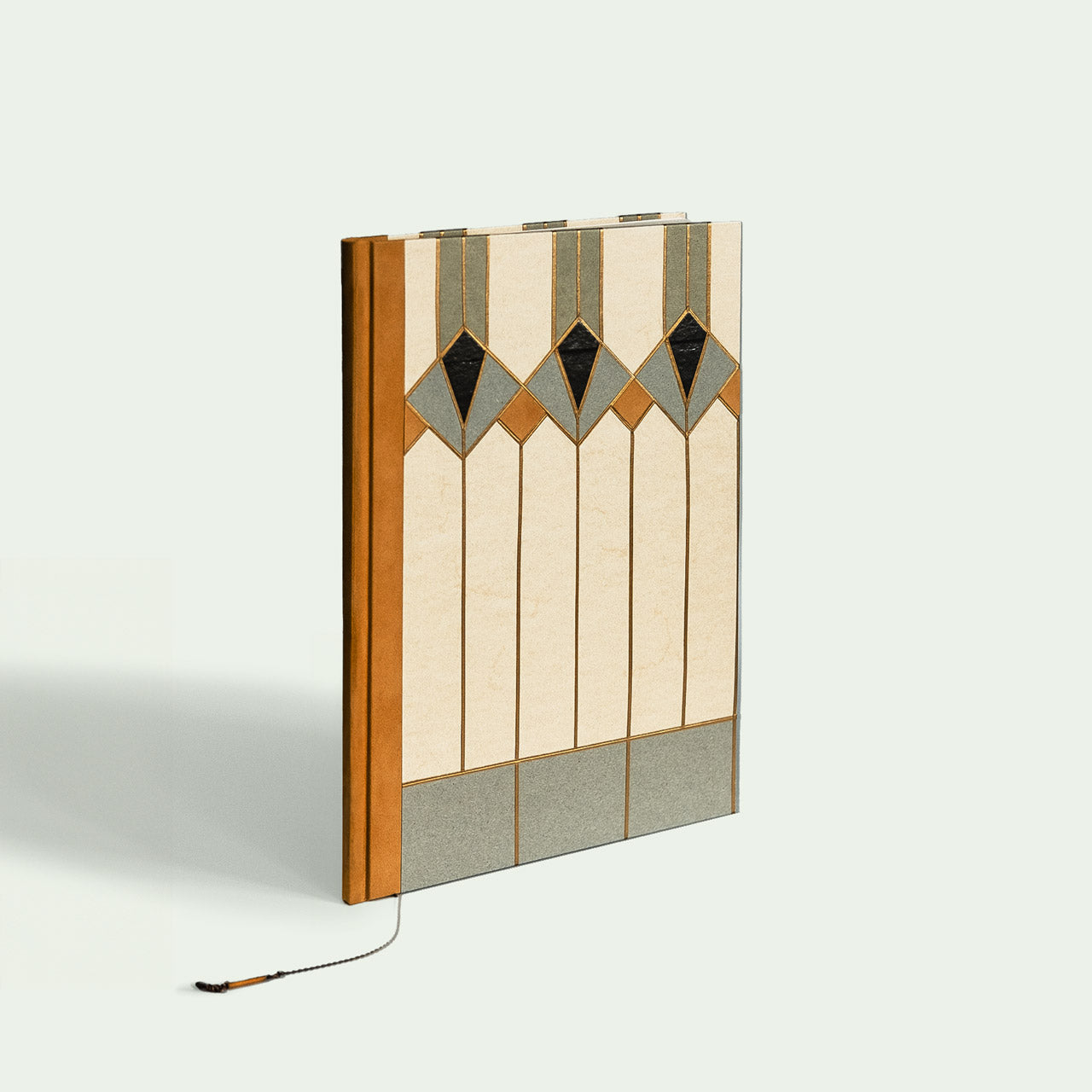 Schrägansicht eines Kunstbuchs von Christa Jung mit geometrischem Design.