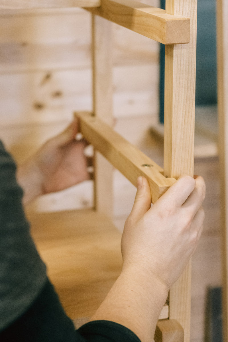 Maßgefertigtes Regalsystem aus Holz im Ladenausbau – funktionale Präsentationslösung mit zeitlosem Design