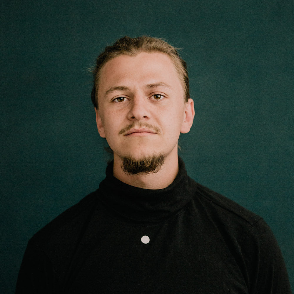 Portrait von Lenny Bohner, dem Auszubildenden der Tischlerei mimikry in Leipzig