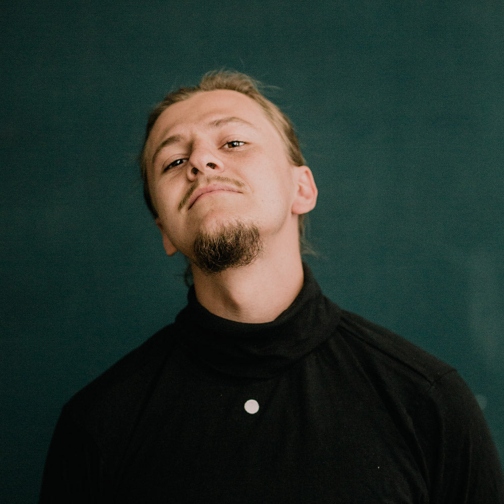 Portrait von Lenny Bohner, dem Auszubildenden der Tischlerei mimikry in Leipzig.