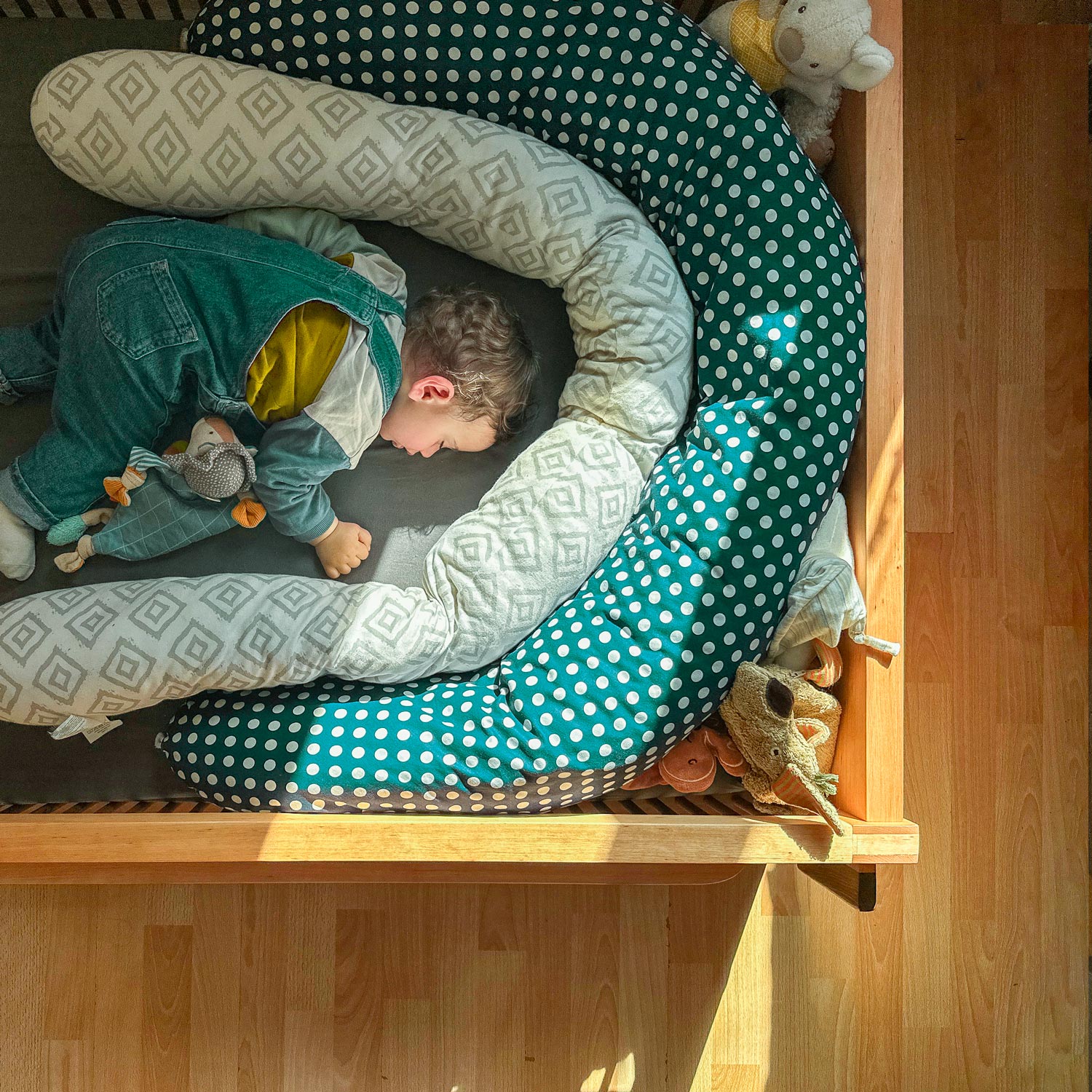 Kinderbett "Liam"  aus Holz - Erlen-,Wallnussholz 90x200cm