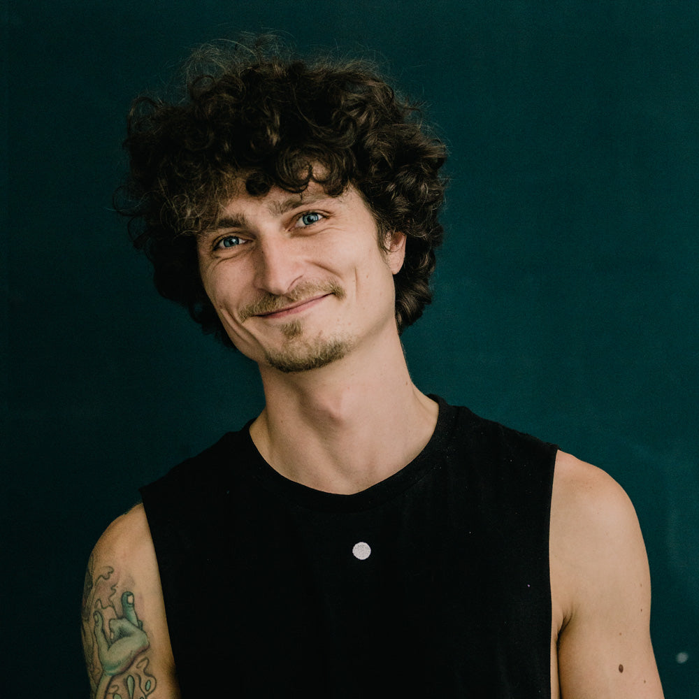 Lächelndes Portrait von Marius Uminski, Produktdesigner bei mimikry und ausgebildeter Tischler