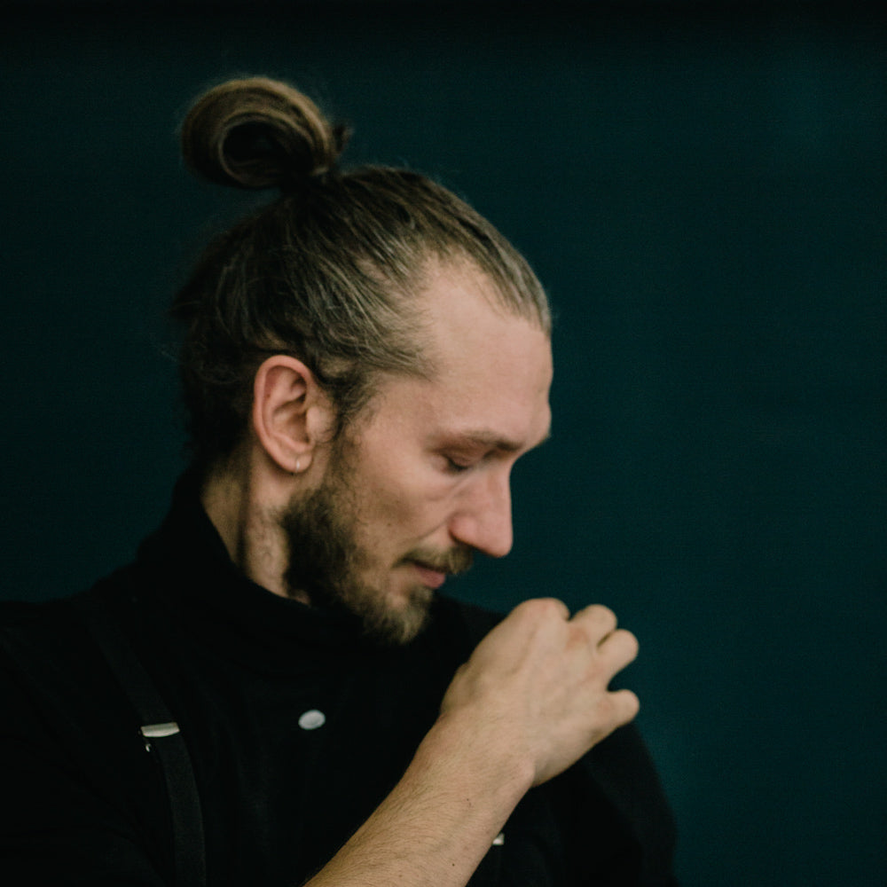 Moody Portrait von Michael Motzek, dem Geschäftsführer von mimikry, dem Designbüro in Leipzig.
